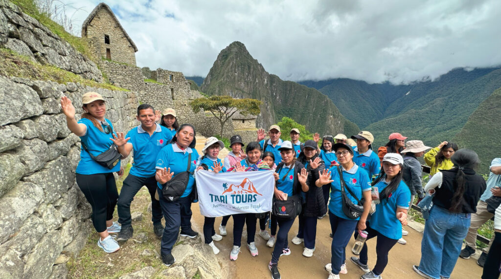 Grupo de viajeros de Tari Tours en Machu Picchu