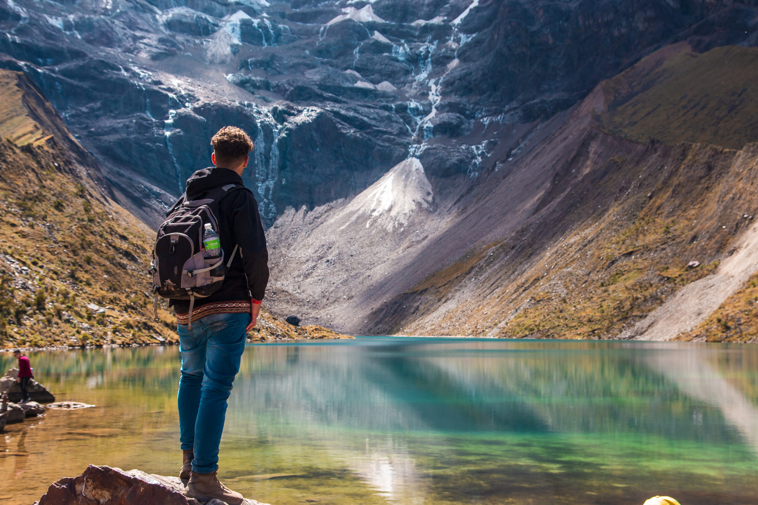 Turistas trekking glaciares Cusco turismo responsable Tari Tours