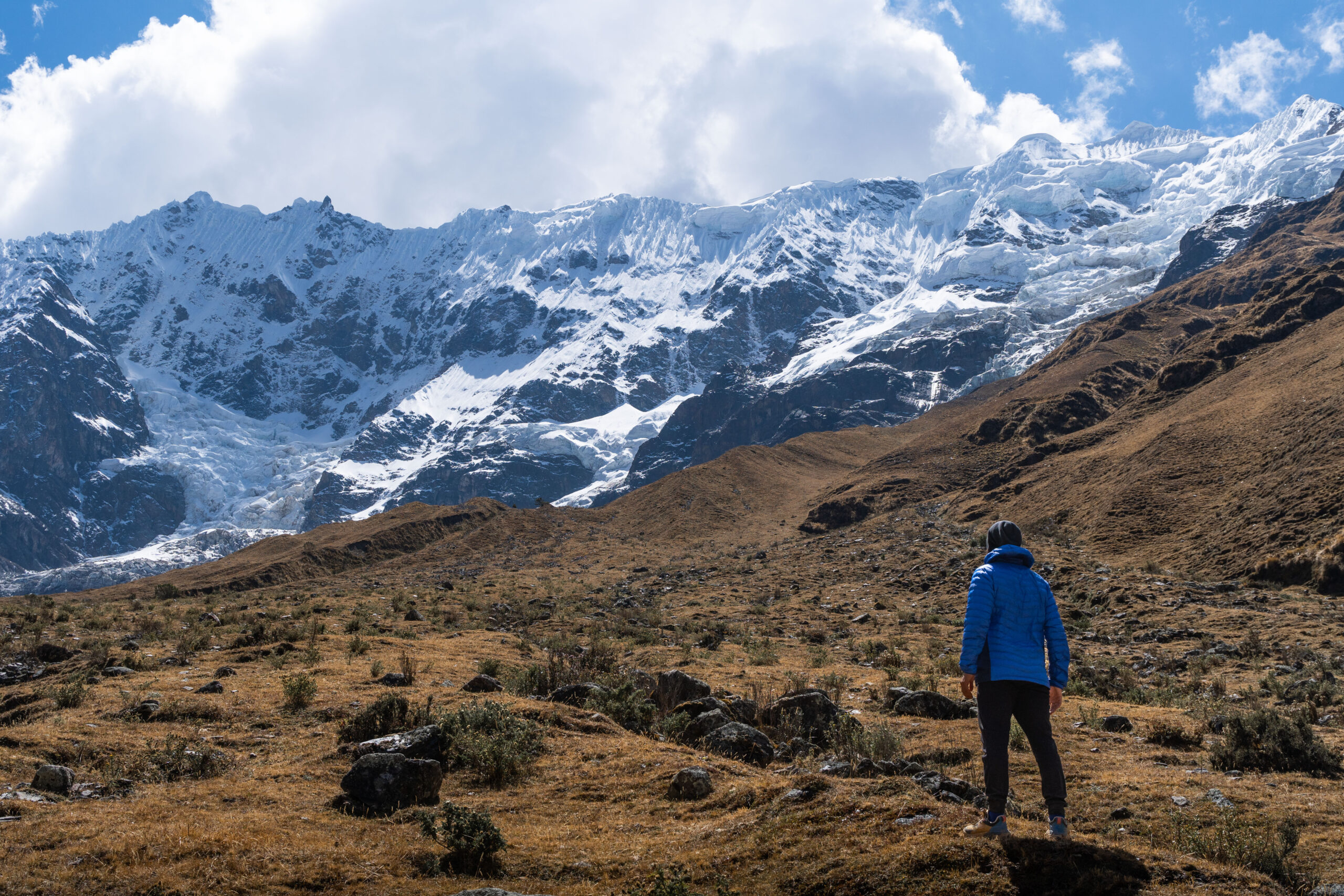 Viajero contemplando glaciar andino Cusco Perú Tari Tours